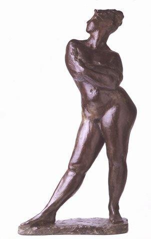 Eine gegossene Bronzestatue einer nackten Frau. Sie st&uuml;tzt sich auf ihr linkes Bein und hat den Arm &uuml;ber sich gekreuzt.