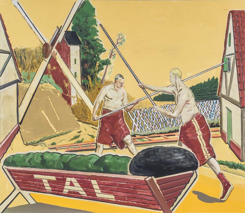 Gem&auml;lde von zwei M&auml;nnern in roten Sporthosen, die sich mit langen St&ouml;cken gegen&uuml;berstehen, als w&auml;ren sie in einen Kampf oder ein Spiel verwickelt. Sie befinden sich in einer stilisierten Landschaft mit Windm&uuml;hlen, einem rot-wei&szlig;en Geb&auml;ude, einem Zaun und einem gro&szlig;en roten Boot im Vordergrund.