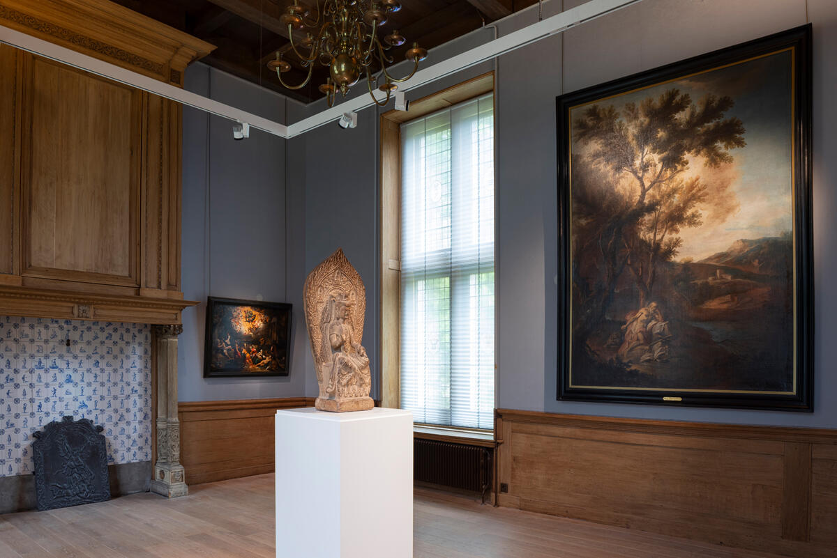 In der Mitte eines der historischen R&auml;ume des Kasteel het Nijenhuis steht eine Statue auf einem wei&szlig;en Sockel. An der Wand rechts h&auml;ngt ein Gem&auml;lde mit einer Landschaft.