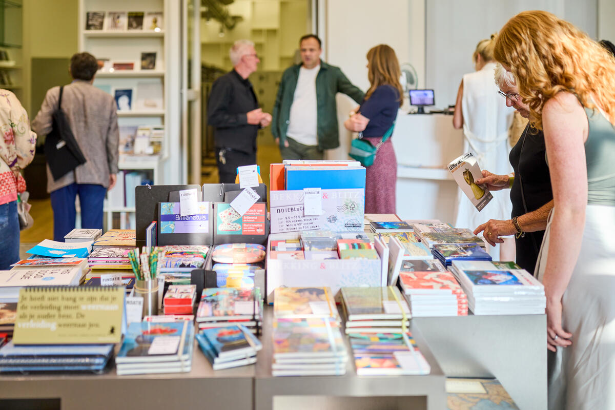 Ein Tisch voller B&uuml;cher steht im Museumsshop.