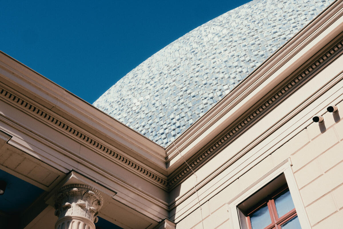 Ein Detail des Geb&auml;udes des Museum de Fundatie mit den S&auml;ulen und der ovalen Kuppel auf dem Dach.
