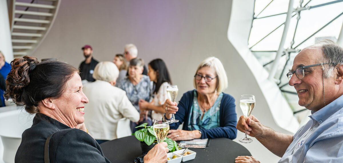 In der Bar des Museum de Fundatie st&ouml;&szlig;t man fr&ouml;hlich an und unterh&auml;lt sich.