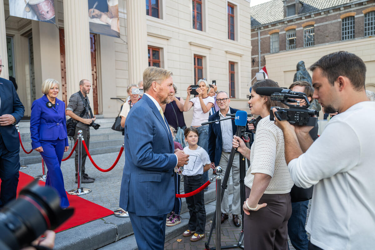 K&ouml;nig Willem-Alexander steht vor der Fundation und spricht mit Journalisten.