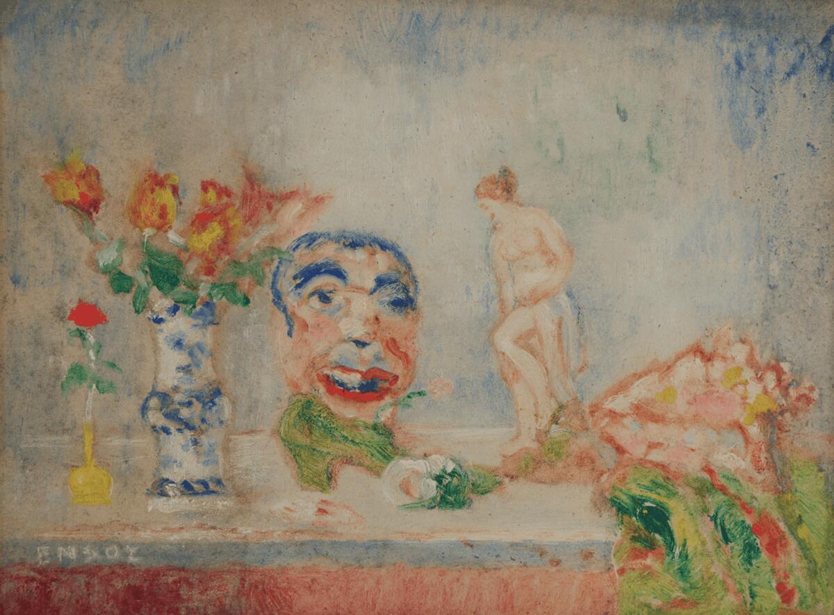 Schilderij van James Ensor, een tafel in pasteelkleuren met daarin vasen, een hoofd van een man en zittende naakte vrouw.