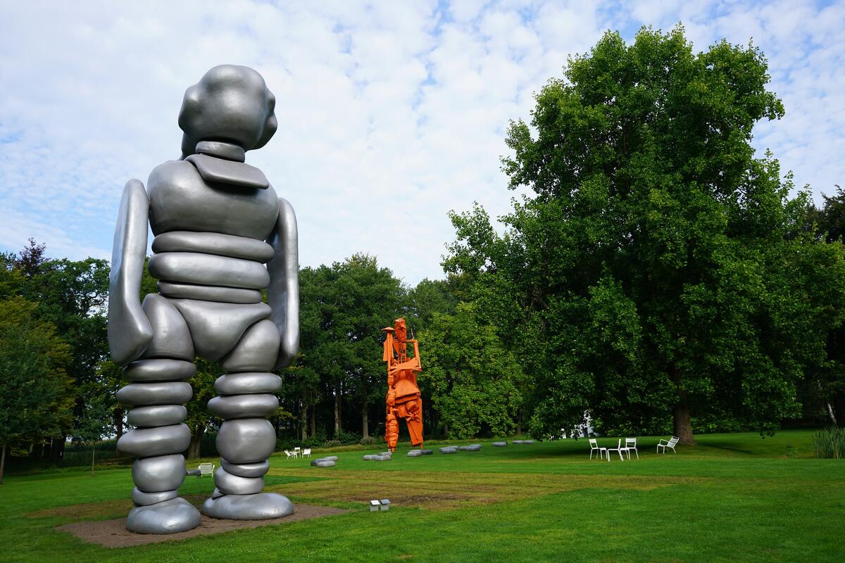 Im Skulpturengarten steht die meterhohe Skulptur Mikkel von Tom Claassen. Die Skulptur stellt eine Ritterfigur dar und besteht aus einer Stapelung von Teilen, die an Kiesel oder Steine erinnern.