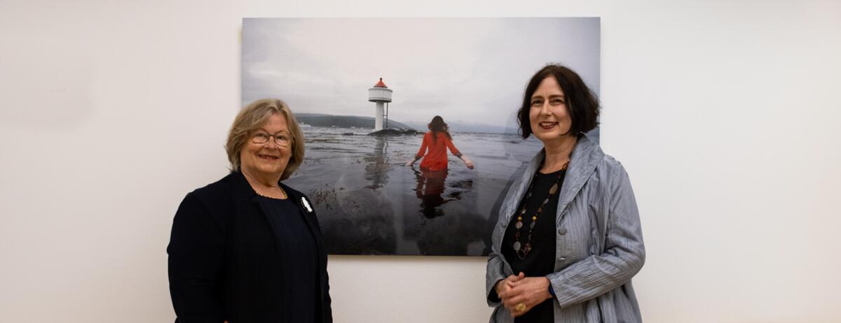 Marieke Sanders und Beatrice von Bormann bei einem der Werke der Spende