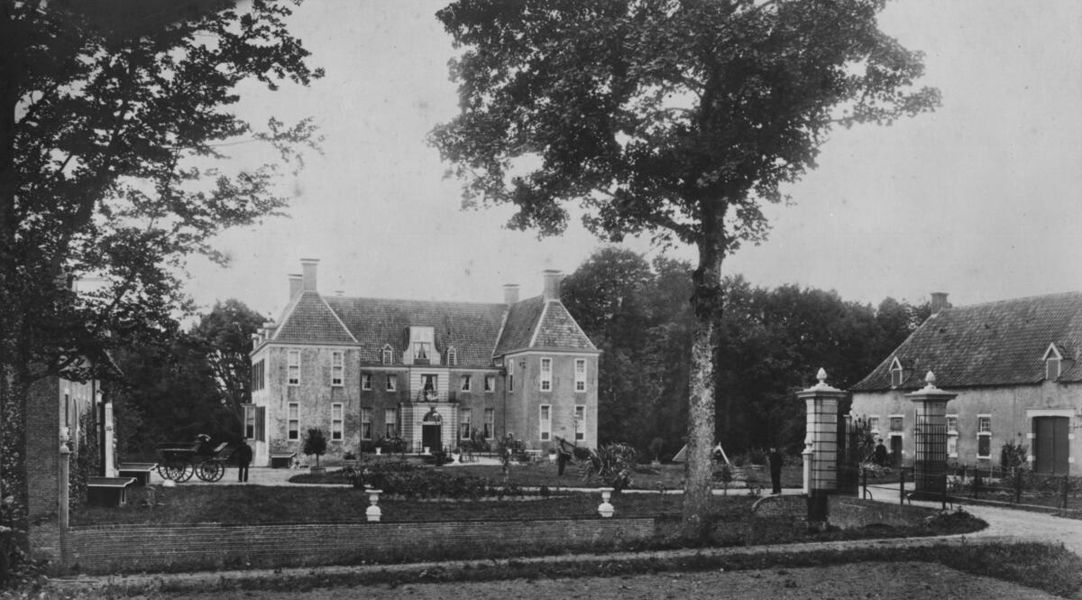 Ein Schwarz-Wei&szlig;-Foto des Nijenhuis, bevor es T&uuml;rme hatte.