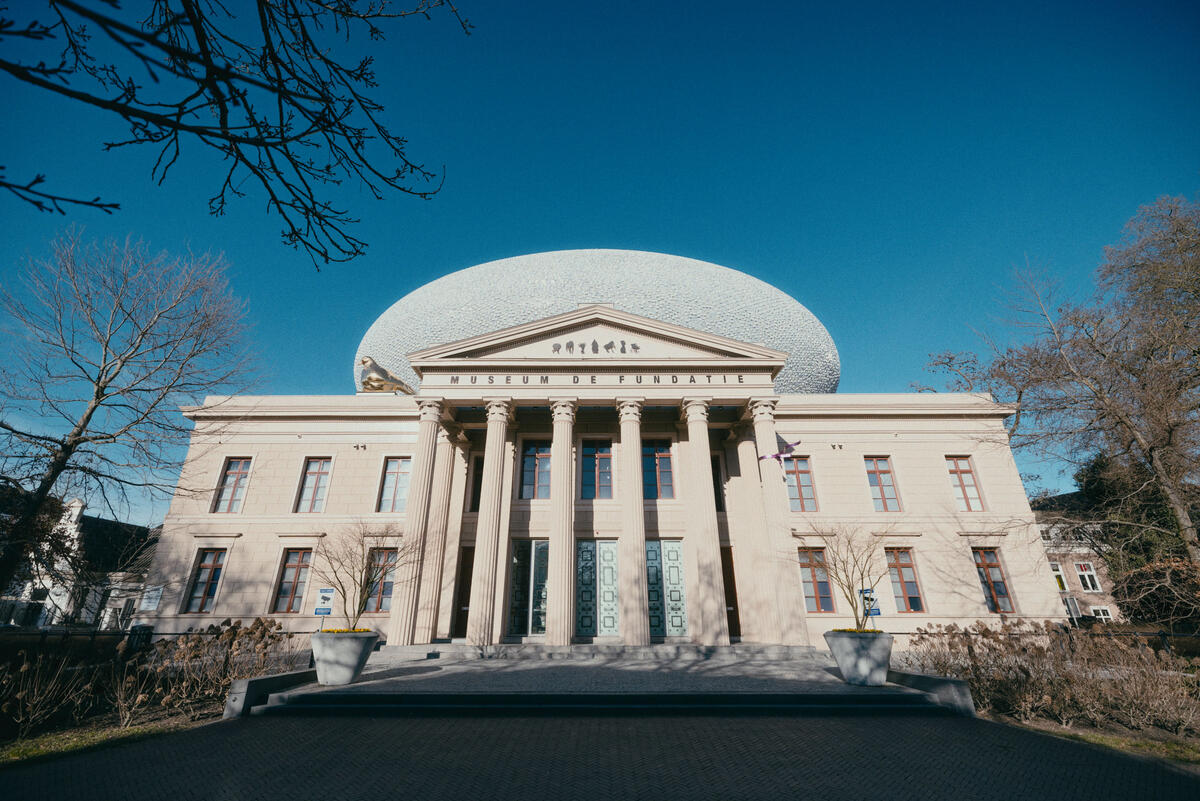 Das Geb&auml;ude des Museum de Fundatie in Zwolle im Sonnenlicht.