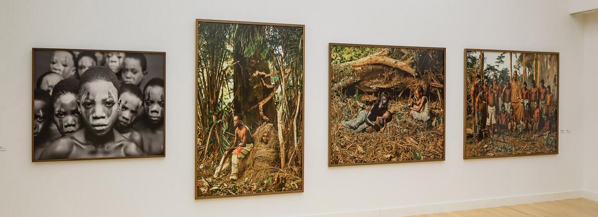In der Fundatie h&auml;ngen Fotografien von Pieter Henket &uuml;ber Menschen aus dem Kongo.
