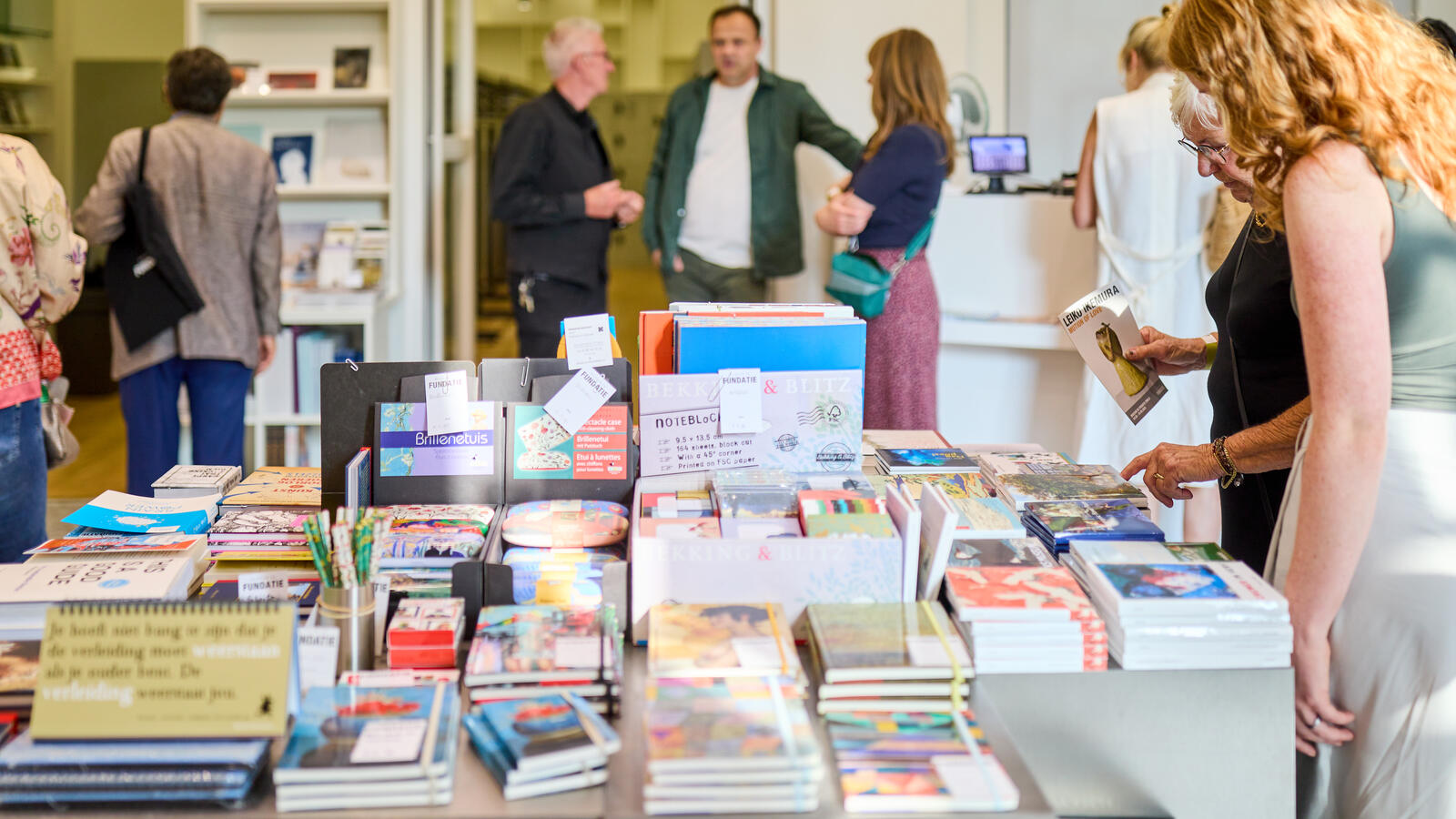 Ein Tisch voller B&uuml;cher steht im Museumsshop.