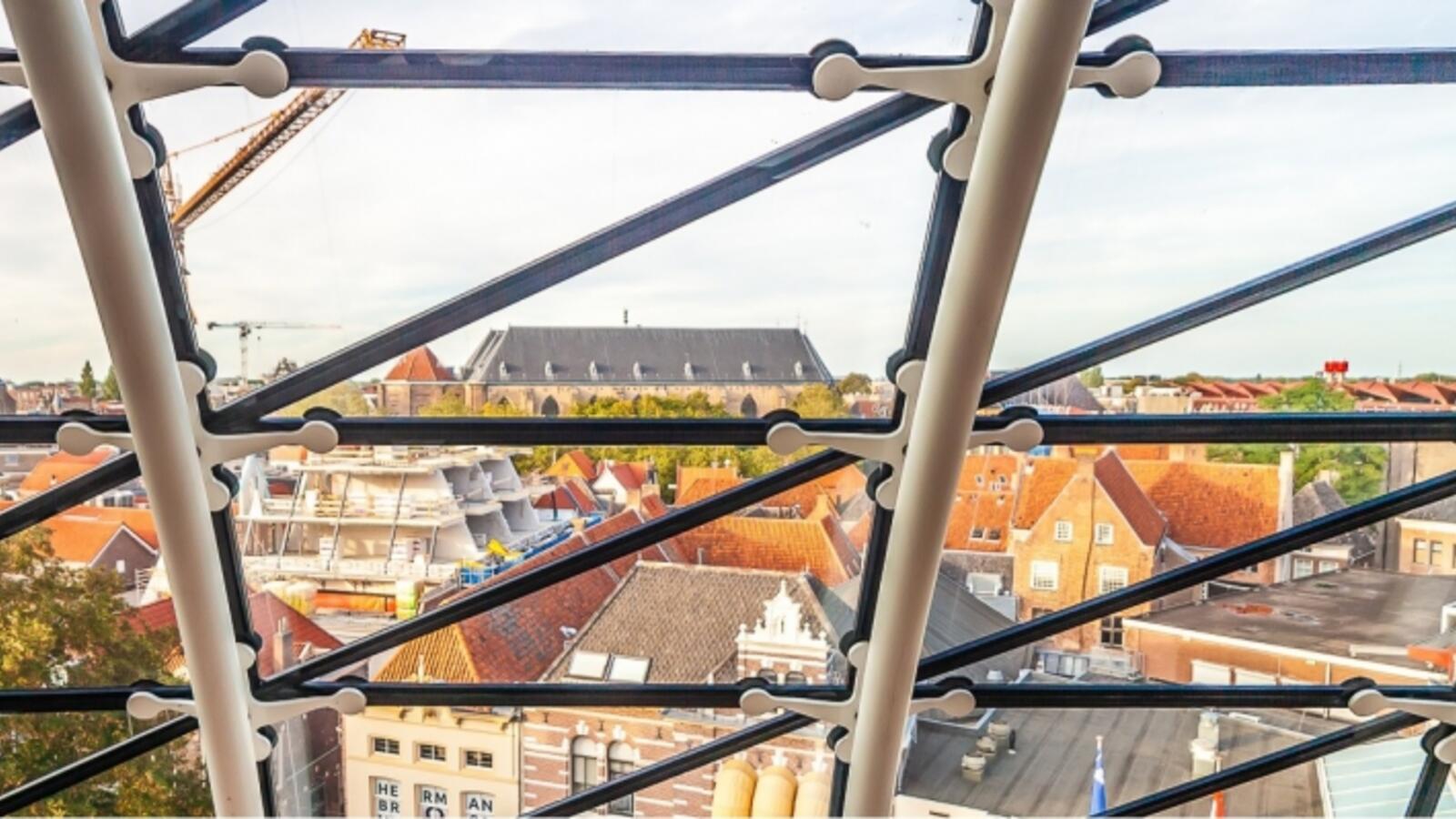 Uitzicht over het stadsgezicht van Zwolle door het raam op de derde verdieping.