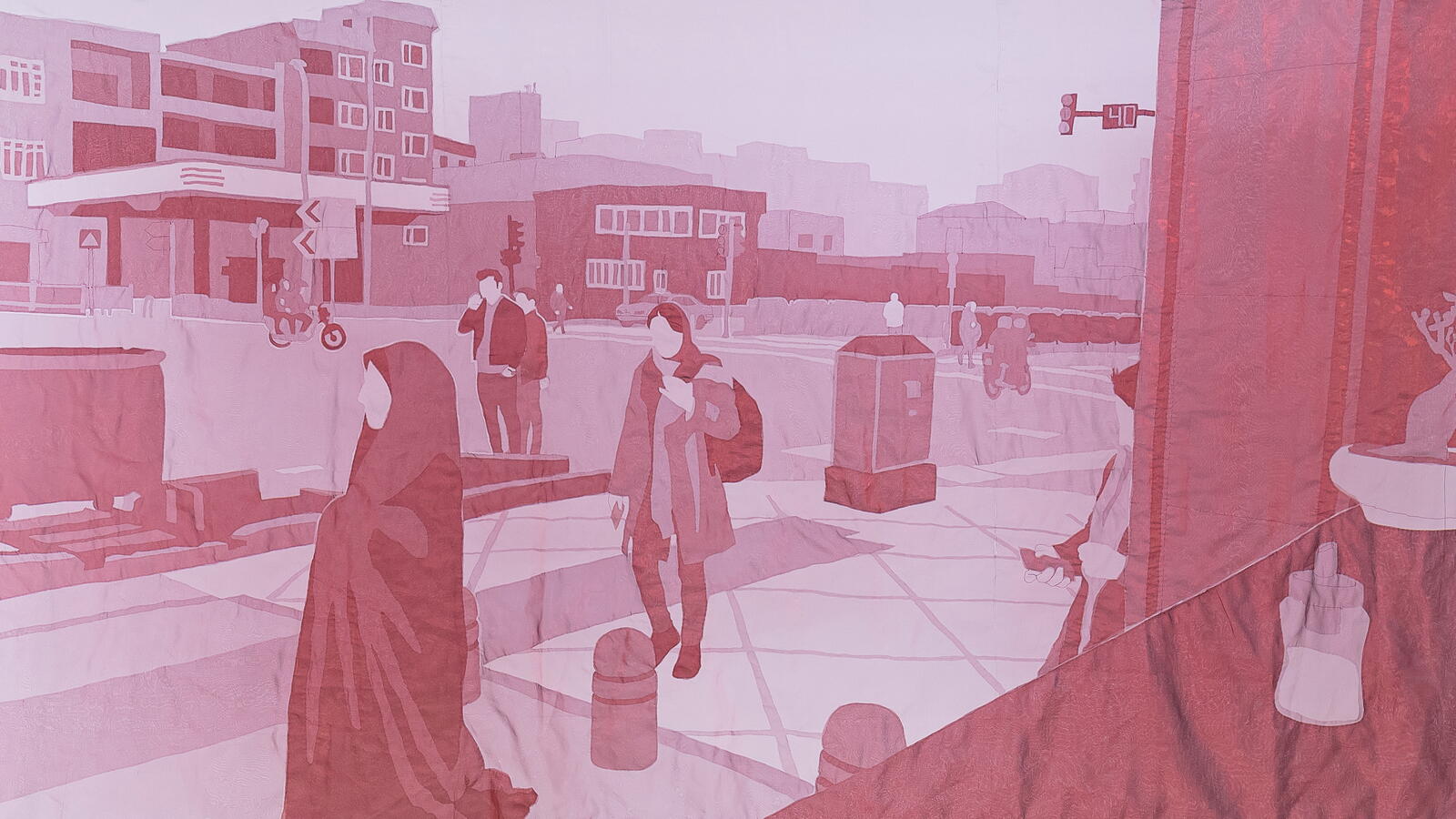 Een rood geweven werk met verschillende figuren die buiten lopen