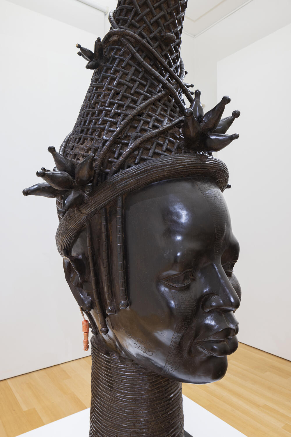 Eine gro&szlig;e Bronzestatue mit dem Kopf einer nigerianischen Frau, K&ouml;nigin Idia.