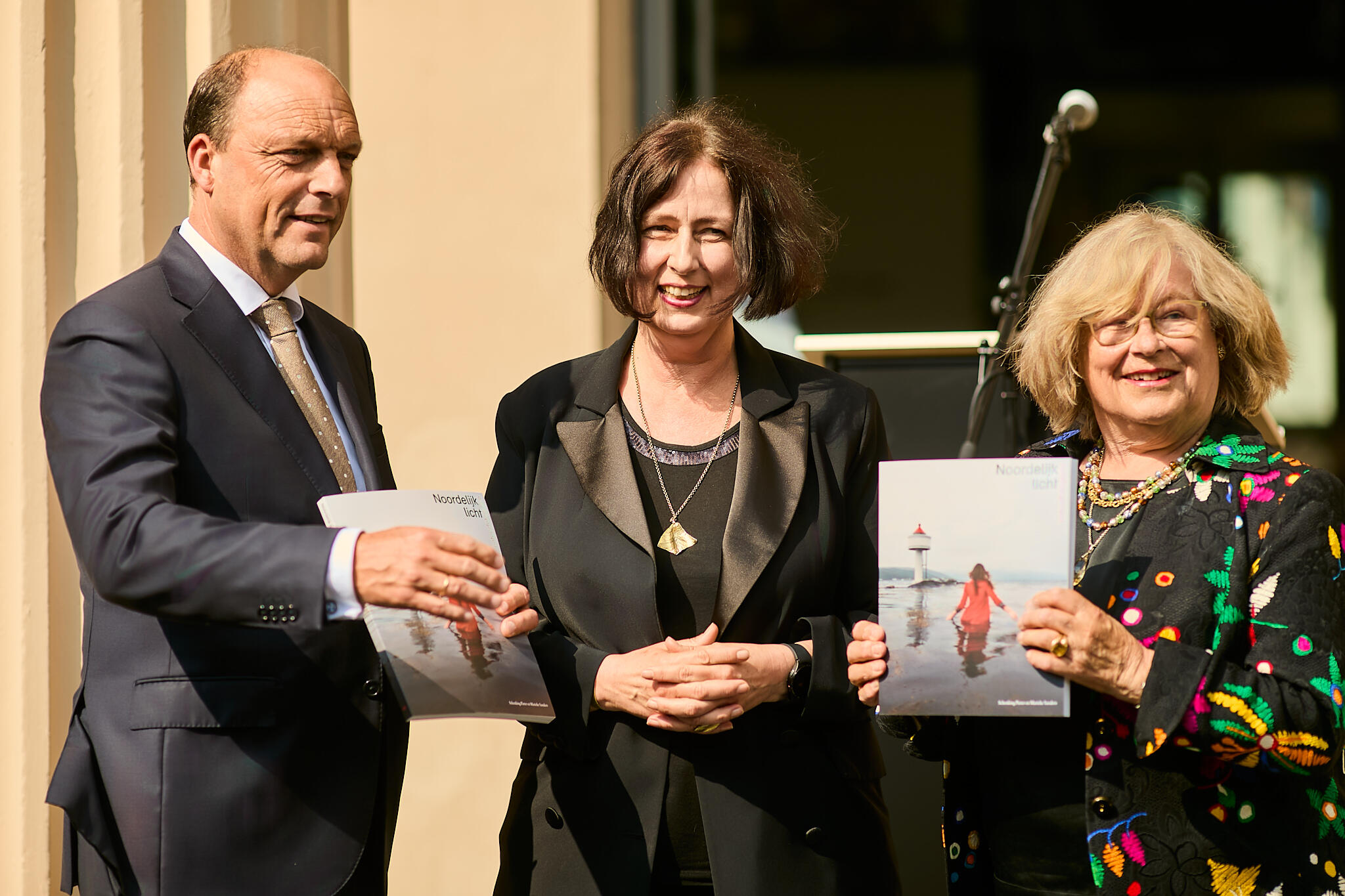 De burgemeester van Zwolle, bestuurder Beatrice van Bormann en Marieke Sanders staan samen buiten voor de Fundatie.